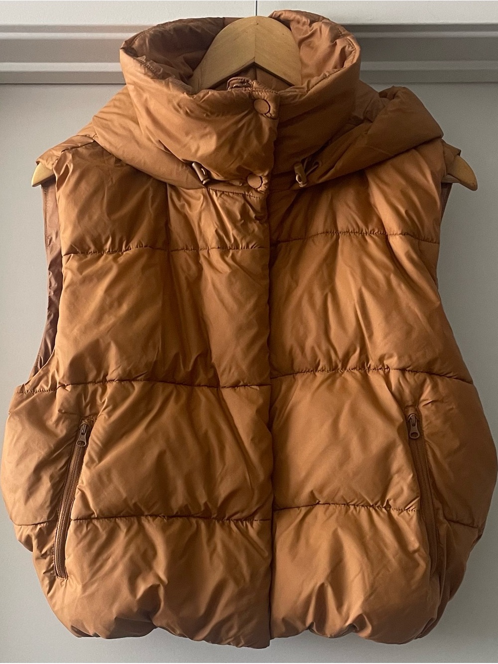 ALO YOGA Gold Rush Hooded
Puffer Vest - Toffee - Picture 4 of 12